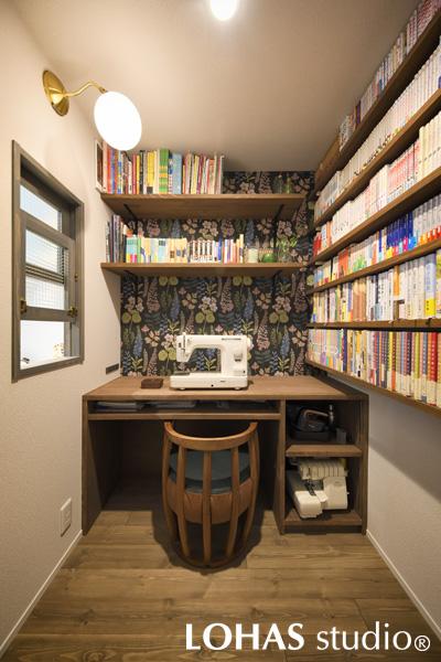 手芸と読書ご趣味である奥さまの趣味スペースです。本棚も大きくお作りしています。入り口はアーチ型の開口にしてぐっと可愛らしく、正面の壁には大胆な花柄のアクセントクロスを施工しました。