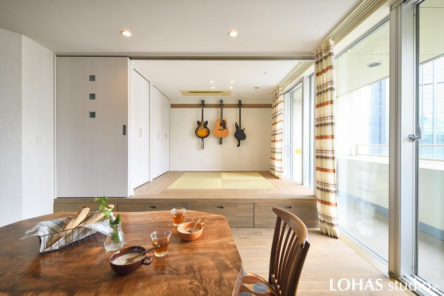 リビングダイニングには小上がりを造作しました。手前は引き出しとして、中央は畳を持ち上げて使える収納スペースと無駄のない作りです。ご夫婦の寝室として使用する際には引き戸で仕切れるようになっています。