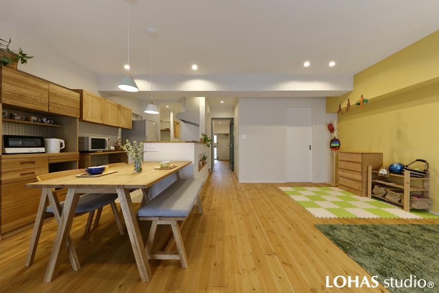 パイン無垢材で明るい色合いのLDKです。スケルトン化をすることで広い間取りを確保しました。天井には自然素材の珪藻土を施工。天井はエコクロスです。