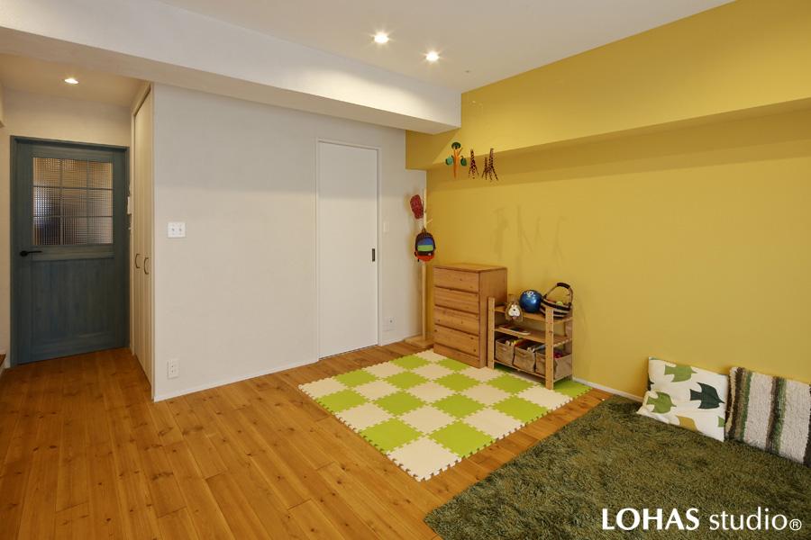 ビビットな壁色がアクセントになったリビングです。壁を立てて扉を付けることでお子さまの個室にも変更できるフレキシブルな空間デザインです。