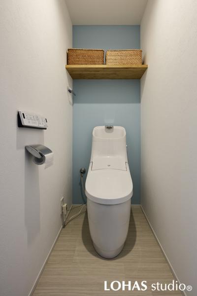 海をイメージした清涼感あるトイレです。アクセサリーを控えめにし、シンプルでスッキリとした空間を造りました。備品を置ける棚を新しく追加しています。