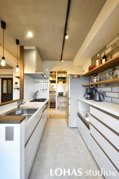 キッチンは対面式をセレクトし、カウンターを造作することでまるでカフェのようになりました。キッチン奥にはパントリーを兼ねた、ちょっとした作業用のスペースをお作りしています。回遊性のある作りで移動もスムーズです。