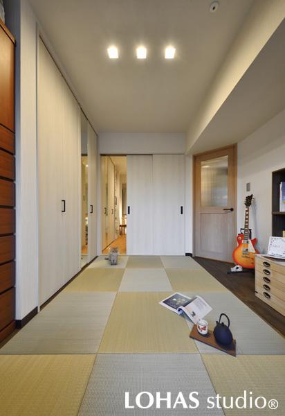 互い違いに嵌め込まれた畳がインパクトのある和室の様子です。畳が傷むことを考え、家具を置く場所はあえてフローリングのままにしました。壁一面のクローゼットの中へ衣服はすべて収納できるようにし、スッキリとした部屋が保てるように計画してあります。