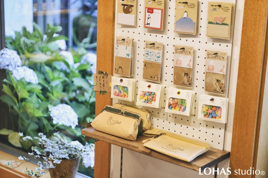 コスト削減のため、什器は既存のものを流用しています。現場にて大工さんから直接のレクチャーを受けながら、Yさまご自身で什器を改造して収納スペースを増やしました。「自分だけでは改造の方法が解らなかったけど、大工さんに相談できて良かった」とYさま。