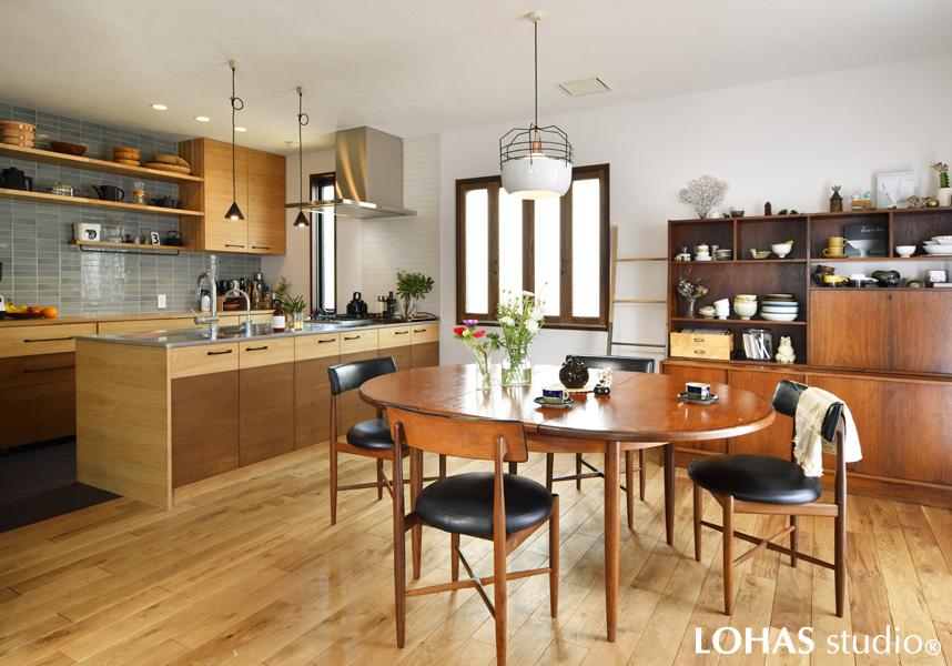 無垢フローリングと天井の珪藻土により、家族全員が心地よく集える場所となったLDKです。構造上必要な梁は塗装をして空間にマッチさせました。