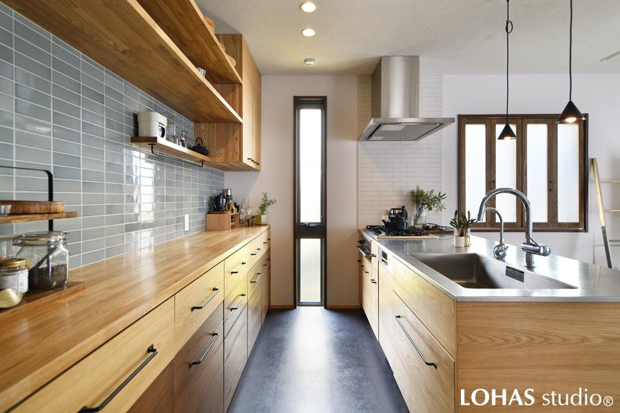 こだわりのタイルを壁一面に施工したキッチンです。既存のキッチンも扉だけ造作することによって、オリジナル感がぐっとアップ。造作したカップボードとの相性も抜群です。