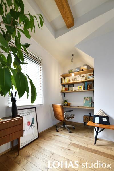 形状を逆手に取って、可愛らしい三角屋根の形に仕上げたワークスペースです。コンパクトながら本棚もあり使い勝手は申し分なし。部屋の角にあることもあって、ほどよく集中出来る場所となりました。