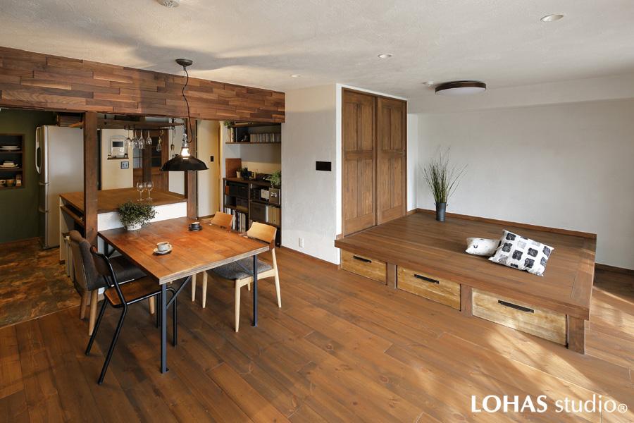 木素材でまとまった落着きあるLDKです。ご夫婦の生活がLDK中心になること おふたりとも料理がお好きなことからキッチン周辺に回遊動線を造りました。