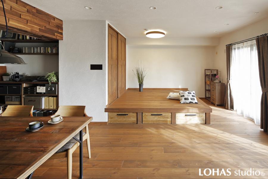 小上がりを造作したリビングです。「二人暮らし」では余りそうに思える大空間でも異なる趣向でステージを用意すると多目的に使える贅沢な空間に変わります。小上がりの下部には大容量の引き出し収納を造作しました。