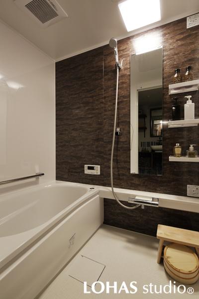 一面をブラウンで配色した上品な雰囲気の浴室です。浴槽側には立ち上がりをサポートするバーを設置しました。掃除のカンタンな床や壁素材になっています。