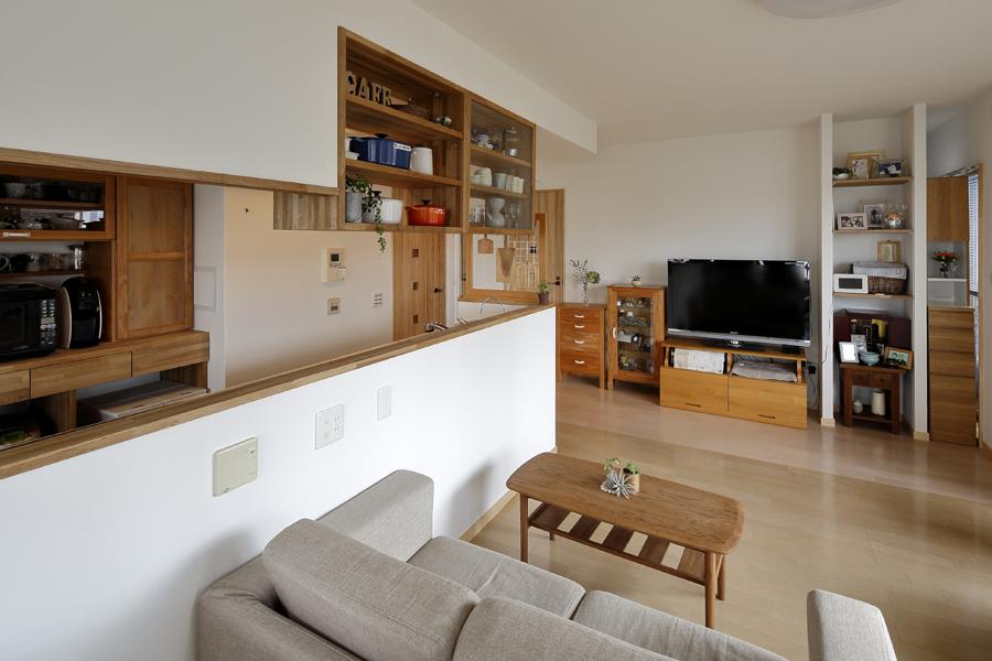 ナチュラルな装いのLDKです。天井・壁に自然原料の白いエコクロスを施工。新規壁を造り 洋室1部屋を追加しました。 壁素材は重厚感のあるナラ材。