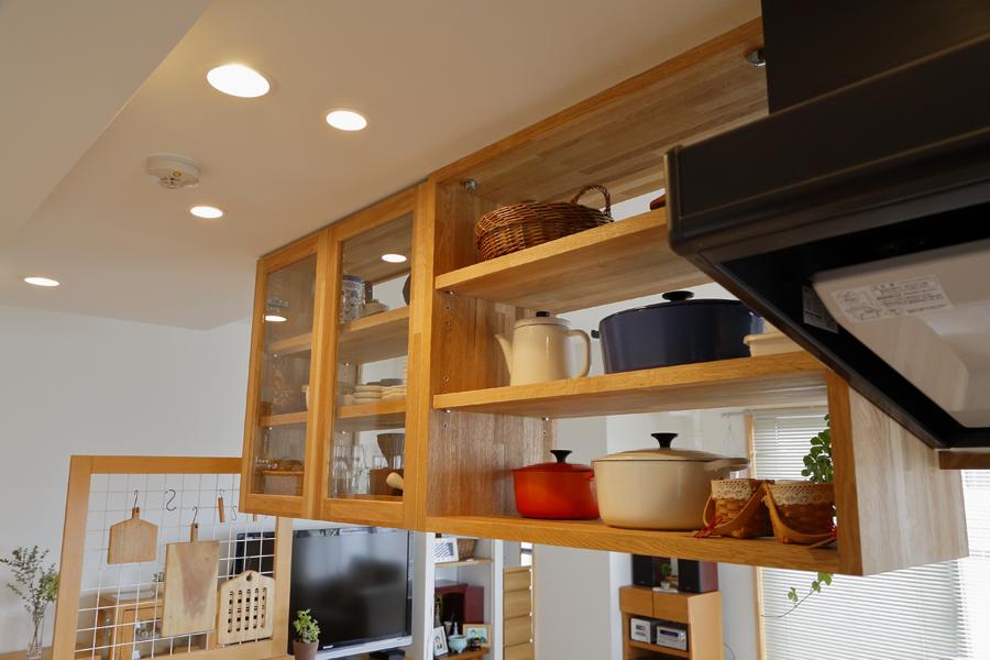 キッチンに造作した吊戸棚です。ナラ集積材を使ったオリジナル品です。このほかキッチンには調理台がリビングから見えないよう腰壁を造りました。
