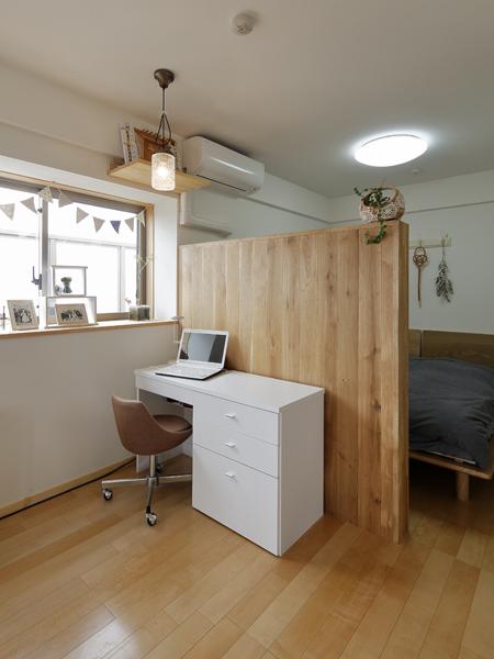LDKに造作した洋室1部屋です。ナラ材の新規壁でLDKから分離した空間を造作。デスクを置いてリビング側を勉強コーナーに 壁側は照明を設置してプライベートコーナーに。
