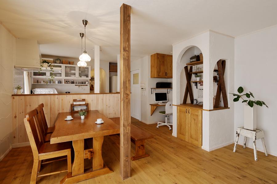 柱・筋交いが木立のように感じるナチュラルなLDKです。透明感ある床は無垢パイン材、質感ある白壁は珪藻土を施工しています。自然素材を使ってカントリーテイストのデザインを創りました。