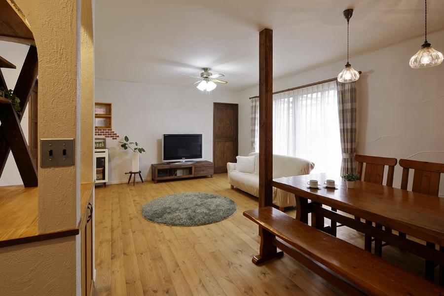 日当たりのよい南側に移動したLDです。間取り変更に先駆けて家まるごとの耐震診断を実施。補強工事をしっかり行い、安心の大空間を造りました。なんと耐震性能はリフォーム前を上回る結果に。ほか水回りを巡る便利な回遊動線のほか、お子様全員の個室も実現。