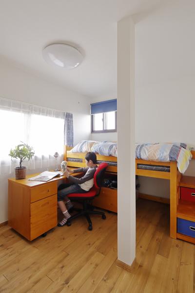 お子様用の個室です。「どの部屋も同じサイズに」のご意向に合わせ元クロゼットを組み込むなど工夫し『お揃い』の部屋を造作しました。北部屋にある構造上外せない柱は白クロスを使ってお洒落に装飾。空間に素敵なアクセントを創りました。