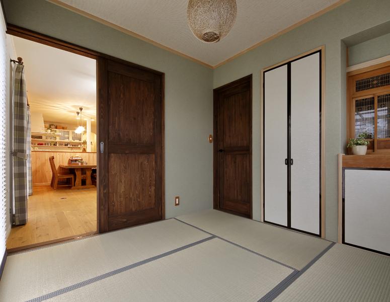 玄関すぐの仏間付き和室です。玄関から数歩の距離にあり 万一足元が不安な方にも安心。ホストにとっては「部屋の片づけ」もなくすぐにお通しできる安心感も。引き戸でリビングと隣接し普段は家事室に大活躍。天井には着脱式の物干し竿を完備です。