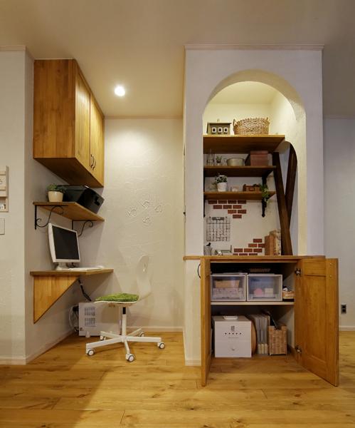 LDKのパソコンコーナー＋ディスプレイ収納です。デスク周辺はコンパクトに設計しPC機器に加えて収納も確保。右手の収納スペースは表面をザックリ仕上げ手作り感を出し左右の窓には木をクロスするなどカントリー風のデザインに仕上げました。