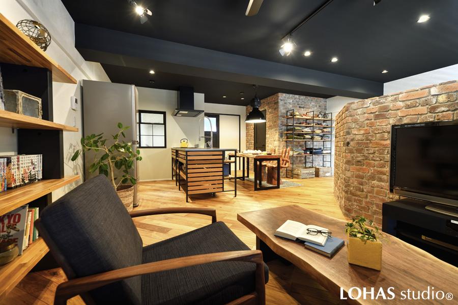 無骨な印象のマテリアルを用いて、カッコよく仕上げたLDKの様子です。床に施工した無垢フローリングは斜め張りに。空間が広く見えるだけでなく、意匠性もグンとアップしました。