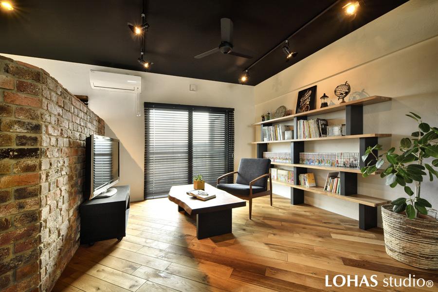 壁に施工したブリックタイルは、あえてイギリス張りにすることでよりヴィンテージ感を強調。無骨な照明とシーリングファンで男前な空間に。