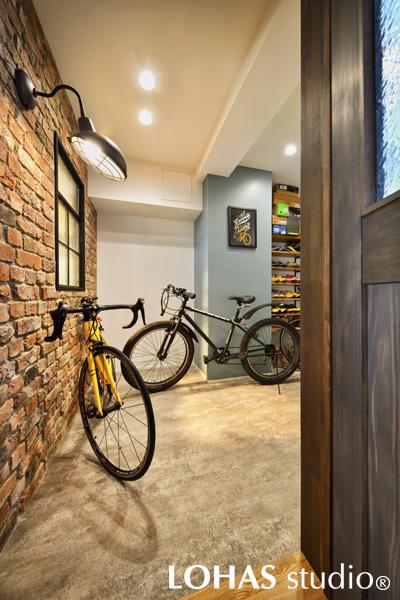 まるでブルックリンの街角に自転車を立てかけているイメージで作られたインナーガレージです。ブラケット照明が街灯さながらに空間を照らし、お気に入りの自転車がより一層引き立つようになりました。