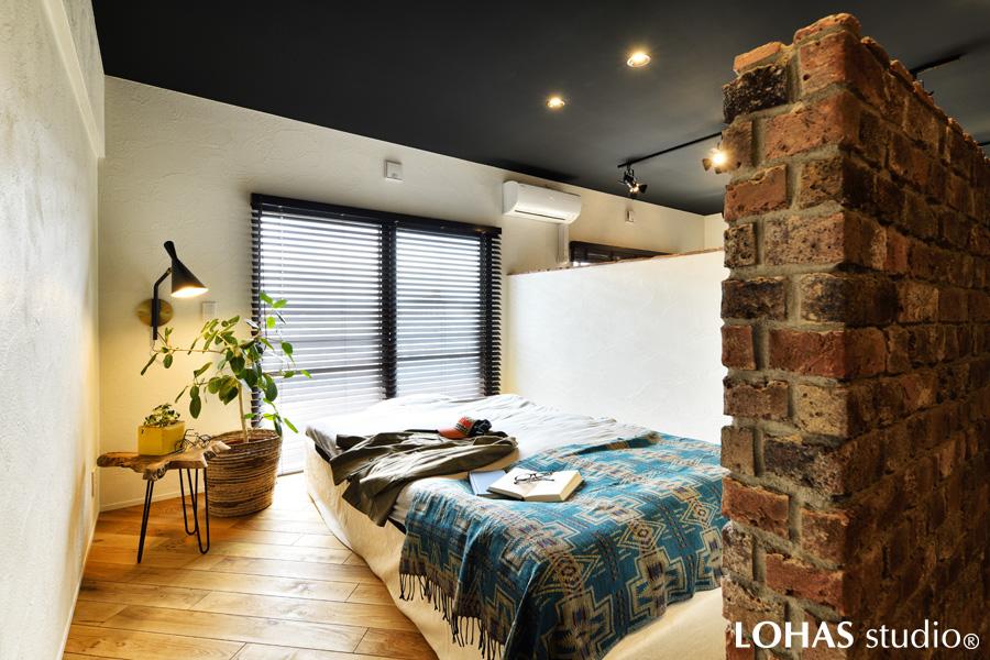 ひとつづきの部屋でありながら、空間を間仕切ることでしっかりとプライベート感を確保したベッドスペースです。照明も壁付けにして空間を有効活用しました。