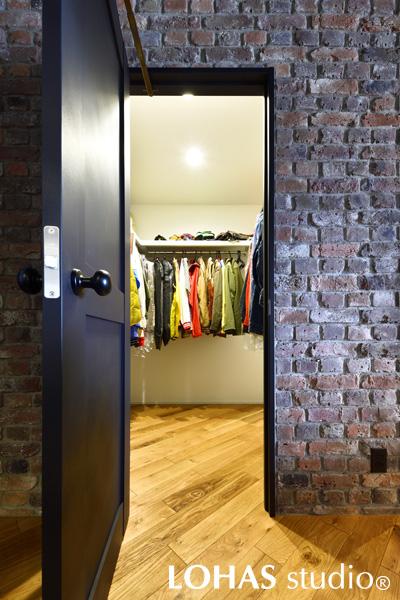 洋服が好きなお施主さまのためにお造りしたW.I.Cです。お気に入りの古着屋さんの雰囲気に似せてデザインしました。