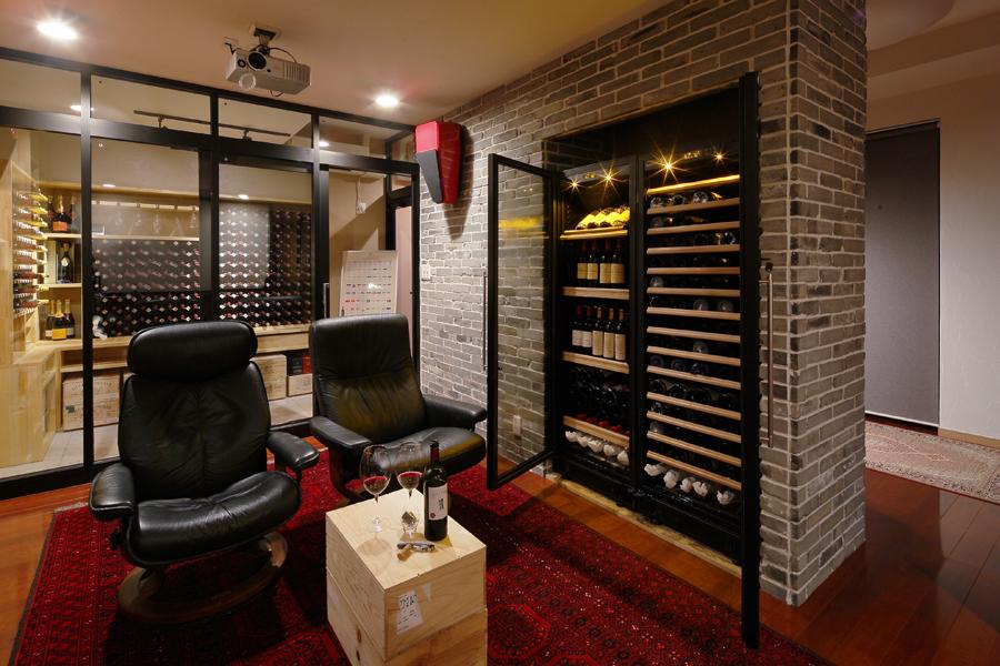 ご趣味のワイン蒐集が高じて新設したワインセラーを背後に眺めるリビングです。ワインセラーとの境界はガラスサッシを選びご自慢の品々が眺められるロケーションにしました。