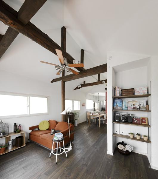 天井や室内の間仕切りを抜いて伸びやかな空間になった2階LDKです。
暗かった1階から日当たりの良い2階へ場所を変え『明るくゆったりと寛げる空間』を実現。建物強度を維持するため、必要な梁・柱は残して「顕し柱」に。LDKが彩り豊かになりました。