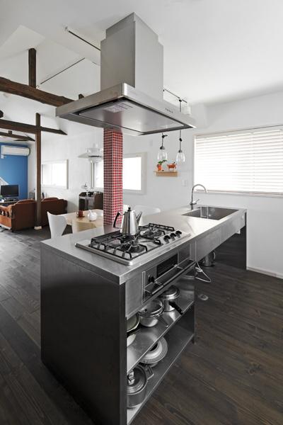 当初からご希望のステンレス製オープンキッチンです。無垢パイン材の床が無機的なステンレスと素晴らしく馴染んで洗練された雰囲気。ひと目でLDを見通せる配置で、家事をしながらの子育ても安心です。ステンレス製なので汚れに強く臭いも付きにくいので衛生的です。