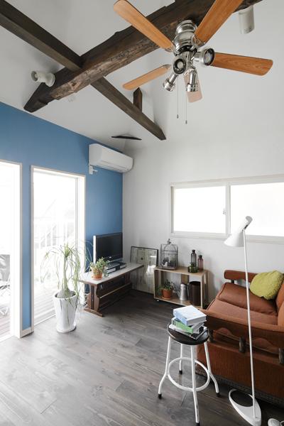 2階の間取りを大きく変えた採光たっぷり開放的なリビングです。1階の既存LDKは周辺住宅が密接し光が届かないことから2階へ移動。子育て仕様の広い空間を造りました。構造上必要な梁や柱を残して強度を確保したうえで壁や天井を撤去することで2階フロアを最大限活用しています。