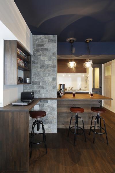 都会的なバーの一角を思わせるダイニングカウンターです。キッチンとつながるコミュニケーションスペースとしてご用意。天板が広いので食事・調理以外の作業用にも便利です。リビング側はオープン棚を具えたワークスペースにつながっています。素材は無垢材を使用。