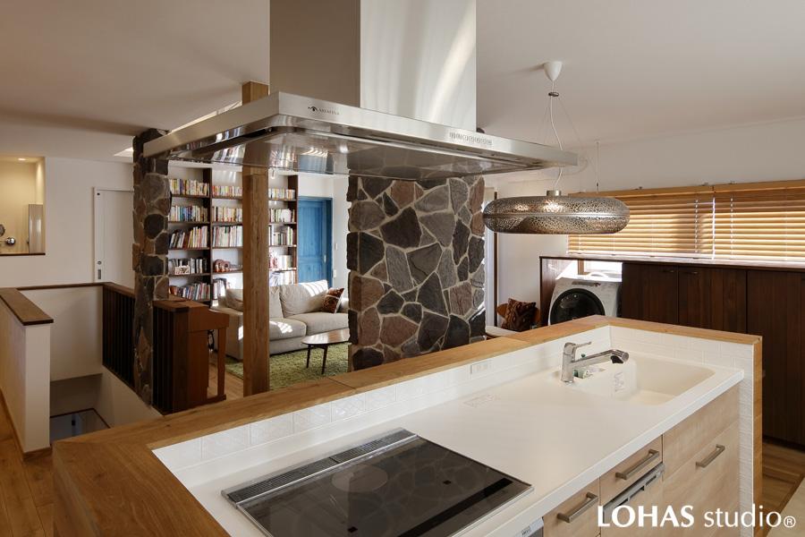 広々とした2階LDK。ユーティリティーとしてキッチンの近くにランドリー・パントリーを設置したことで家事効率がアップ。洗濯機横の収納は子供にも手が届くよう腰から下の高さに、上には室内物干しを設置しました。