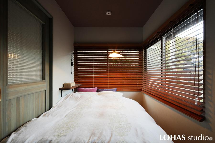 落ち着いた色合いでレトロな印象となった寝室。朝日と共に目が覚める暮らしがお気に入りだそうです。枕元には 使いやすい小さめの棚を造作、W.T.Cで子供室とつながります。