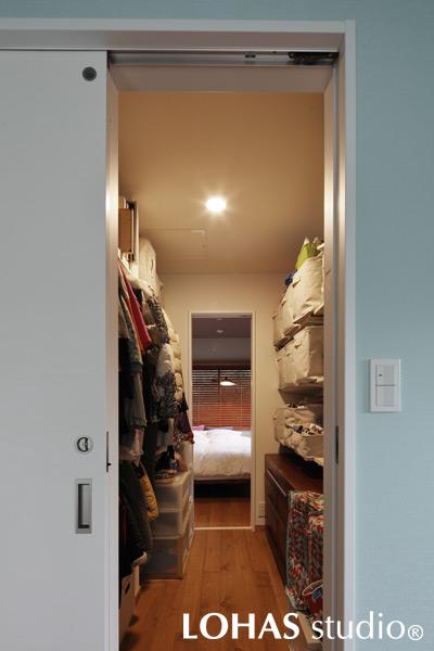 寝室と子供室をつなぐW.T.C。家族の衣服が集約され、洗濯物をしまうのも一箇所で済みます。子供の成長に合わせて間を壁で仕切り ウォーク “スルー” クローゼットからウォーク “イン” クローゼットにもできるよう下地を入れています。