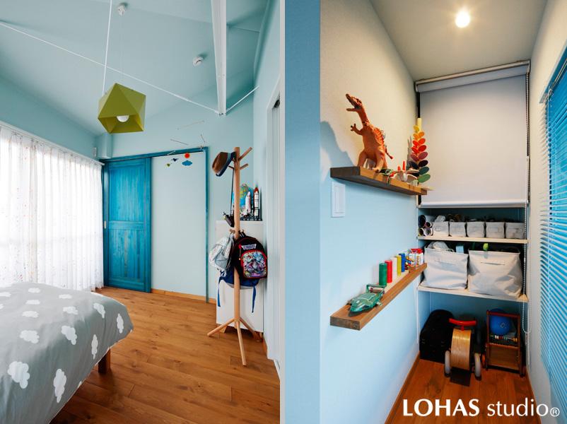 回遊動線で寝室とつながる子供室。新居を楽しみに思えるように、子供の希望を取り入れながら壁紙やブラインドを選んだそう。自分で選んだデザインのお部屋は子供のお気に入りの場所になりました。