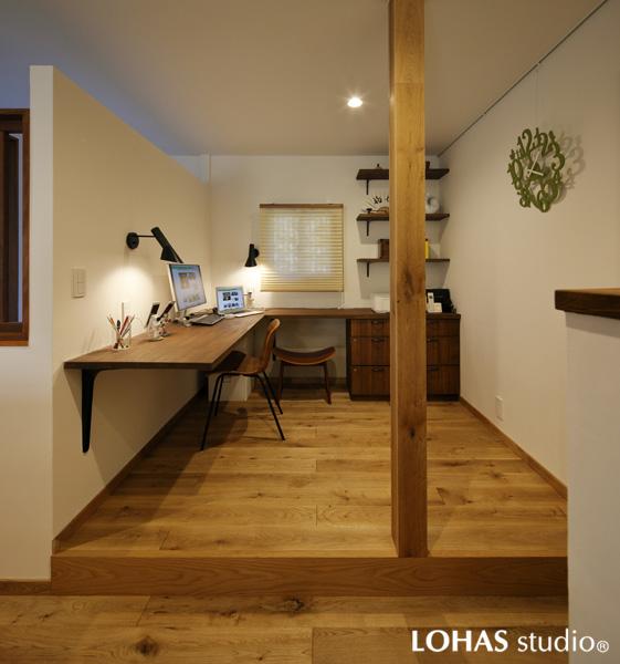 LDKの一画にある、親子で使えるスタディースペース。壁で仕切るのではなく、床を上げることで空間をゆるやかに区切りました。LDKの様子も見えつつ、壁と向き合う姿勢なので集中力が高まります。