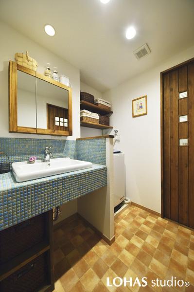 タイルや水栓・洗面ボウルなど どのパーツも厳選し「憧れ」を実現した造作洗面台のある洗面室です。電気温水器をガス給湯器(外付)に交換した結果、従来あったトイレを移設でき使える空間が広がりました。オープン棚や足元の棚など収納を増やして使いやすさもアップ！