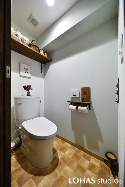 給湯器を新しく交換して生まれた空きスペースに移設したトイレです。一面を優しいペールトーンで塗装して落ち着いた雰囲気に仕上げました。ペーパーホルダーやオープン棚は木素材とアイアンでアンティークな風合いに。飽きのこない洗練された空間です。