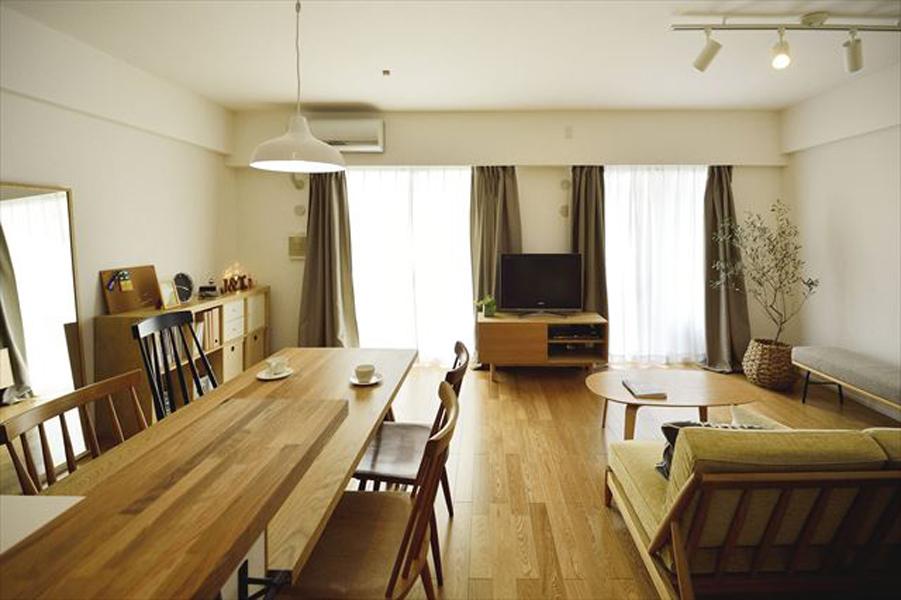 存在感のあるリビング家具を絶妙に配置したLDです。さりげなく間を空けた直線の通路はベランダとサニタリーを結んだ使いやすい家事動線になりました。