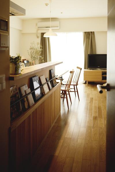 木素材にアイアンを合わせたお洒落なカウンターです。ディスプレイに雑誌を並べればカフェ風のお洒落なインテリアに。年月で"錆び・擦れ"が加わり味わいが深まります。