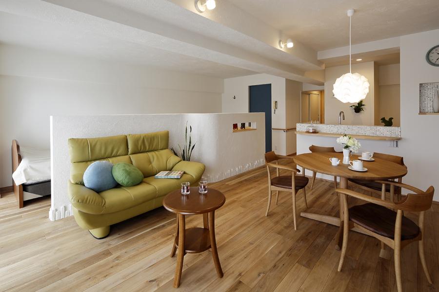 個室や通路をまとめて造った、ご両親のプライベート空間を含む明るいLDKです。お母様の様子が感じ取れるようベッドルームとの間は腰壁仕上げ。全体に床遮音材を敷設しています。