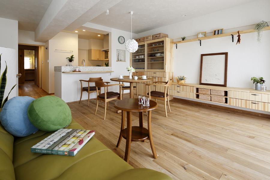 軽やかな色合いの北海道産 無垢ナラ材を床敷きしたリビングダイニングです。併せて床遮音材も施工。艶のある天井と壁(一部)は自然素材の珪藻土です。同じく壁の一部にエコクロスもご採用。