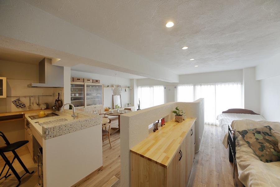 腰壁でリビングと間仕切りしたご両親のベッドスペースです。壁の一部にリビングを眺める窓を造作。通路の両端から出入り可能な回遊動線で移動は楽々。窓にインナーサッシを施工。