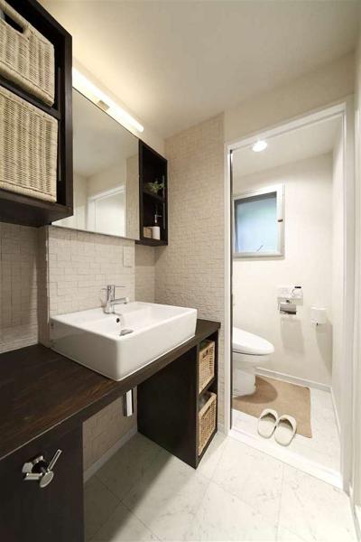 洗面台の壁面にはエコカラットにし、湿気問題も解決