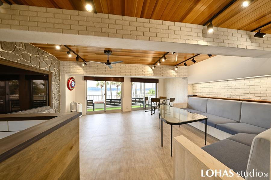 Sさまがご希望だった、広々としたリビングダイニングのスペースです。購入の決め手となったオーシャンビューを一望でき、大人数の来客でも安心の作りとなりました。タイルや羽目板といった自然素材を使い分けて、集まりに相応しい華やかさを添えています。