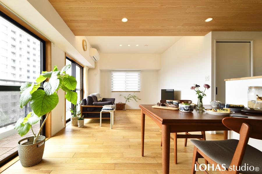 廊下の壁面収納やパントリー、寝室のクロゼットといったように適材適所に収納スペースを設けたことで、最低限のモノだけ置かれ、スッキリとした印象のLDKが実現しました。