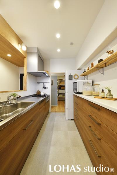 背面に幅180cmものキャビネットを設けたキッチンです。食器類がすべて収まり、場所を有効に使えます。オープン棚には植物やお気に入りの食器を並べて飾って楽しむことも。
通路幅を確保しているので、ご夫婦が並んで調理をしてもゆとりがあります。