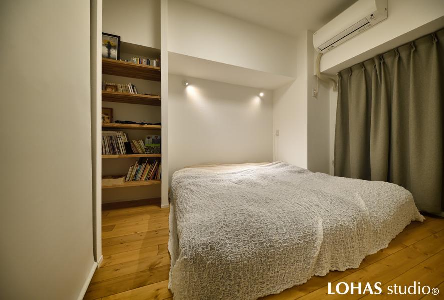 クロゼットを設置した寝室です。開閉には場所を取らないロールスクリーンを採用しました。横から洗面室に抜けることができ、途中にはリネン庫が。着替えや洗顔、入浴まで短い動線でスムーズに動けるよう配慮されています。