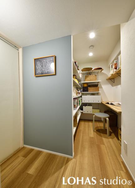 広々とした洗面スペースの様子です。幅が1m以上あり、左右のカウンターを広く使える洗面化粧台をチョイスし、メイク道具から洗剤等のストック品をすっぽり収納できるように。ハンガー収納のためのバーと、洗剤を置く棚を設置し、洗濯物を畳んだりアイロンがけしたりするのに便利なカウンターも用意しました。